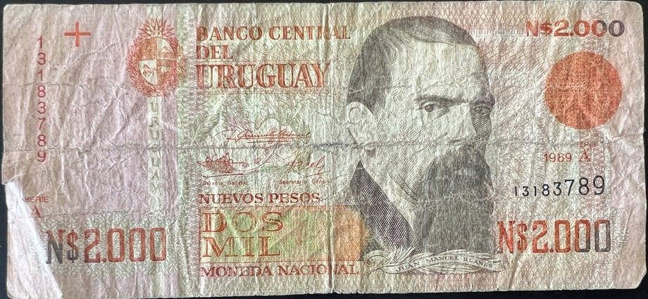 Uruguay 2000 Peso, front